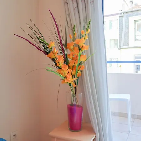 2 Pieces Plein Centre, Terrasse, Parking * Menton